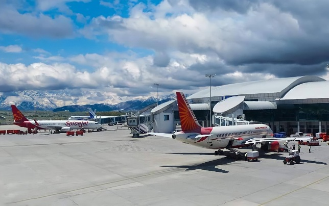 Apron_view_at_Srinagar_International_Airport