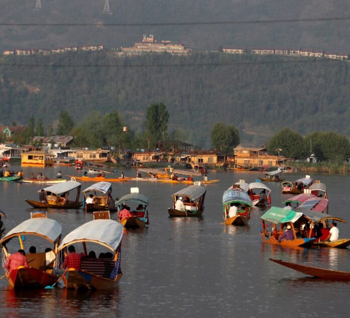 2022-04-06T085536Z_1681146788_RC25HT9NSVQC_RTRMADP_3_INDIA-KASHMIR-TOURISM