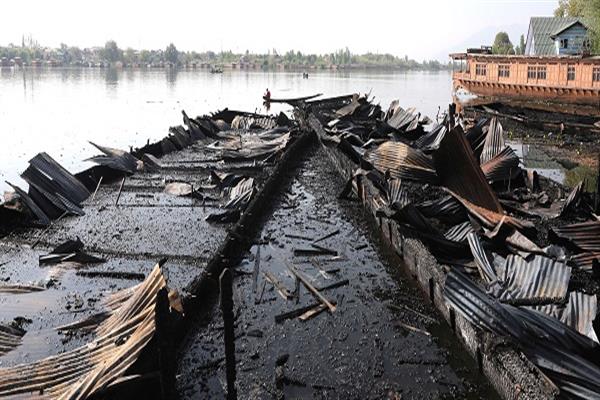 s_637846702500769330_HOUSE_BOAT_FIRE_PIC_FAROOQ_JAVED_(1)
