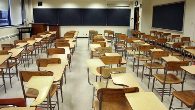 116e377d-27e5-49c3-9060-94a5468208a4-school_desks