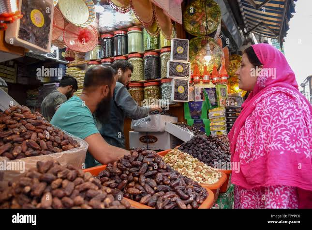 Ahead of Ramadan, Kashmir markets wear festive look - Ziraat Times