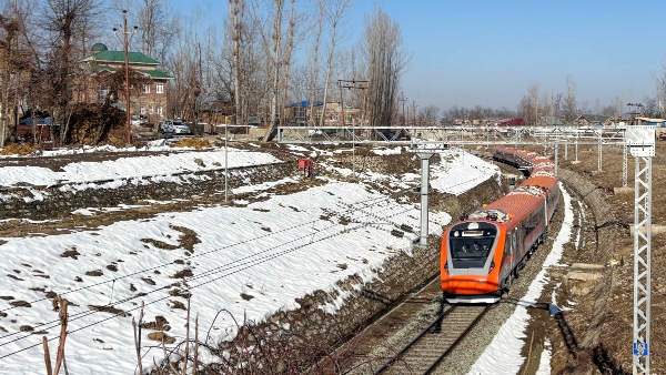vande-bharat-train1-1743391292